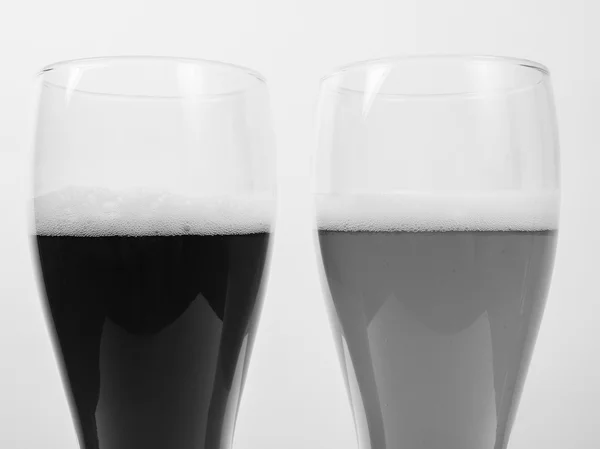 Blanco y negro Dos vasos de cerveza alemana — Foto de Stock