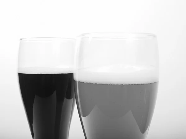 Preto e branco Dois copos de cerveja alemã — Fotografia de Stock