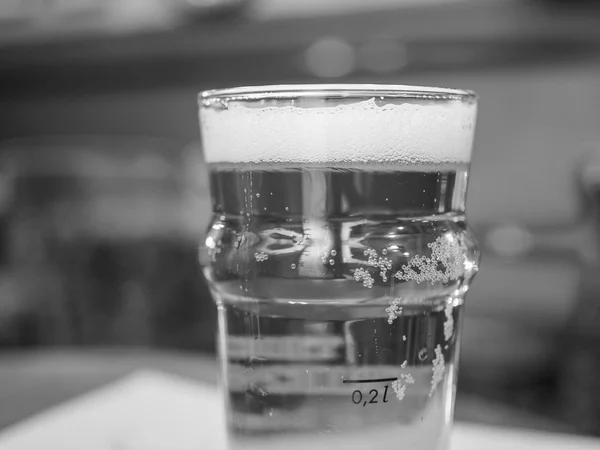 黒と白の英国のエール ビール 1 パイント — ストック写真