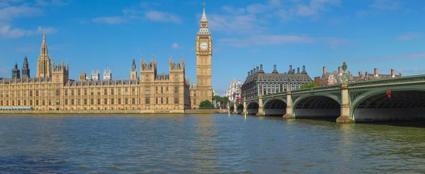 Westminster bridge a domy parlamentu v Londýně — Stock fotografie