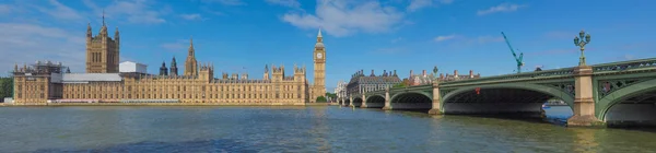 Вестминстерский мост и здание парламента в Лондоне — стоковое фото