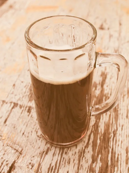 Retro zoek donker bier — Stockfoto