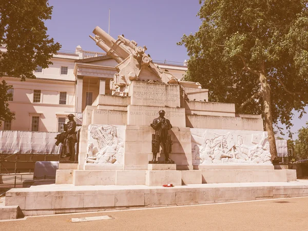 Retro hledá královského dělostřelectva památník v Londýně — Stock fotografie