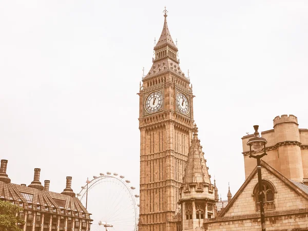 Retro buscando Casas del Parlamento en Londres — Foto de Stock