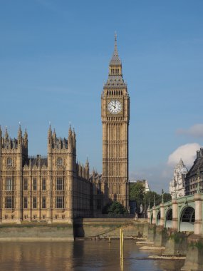 Londra 'daki Westminster Köprüsü ve Parlamento Binaları