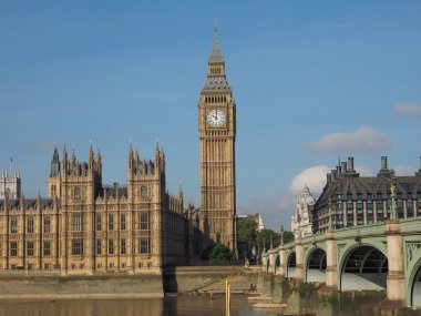 Londra 'daki Westminster Köprüsü ve Parlamento Binaları