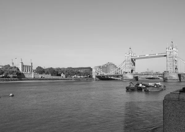 Svartvita Tower Bridge i London — Stockfoto