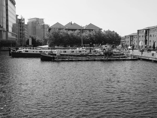 Black and white West India Quay w Londynie — Zdjęcie stockowe