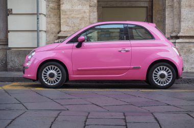 Pembe Fiat 500 araba