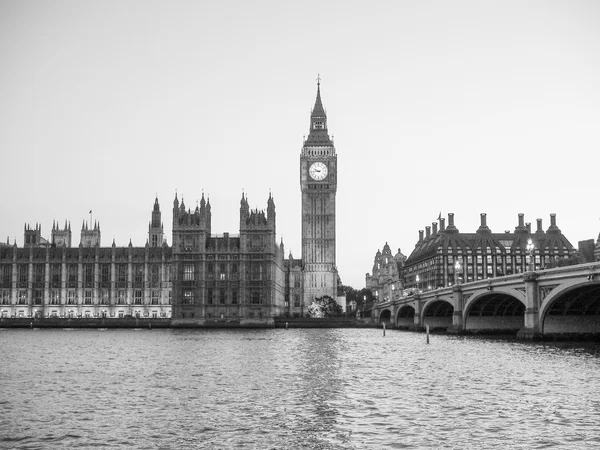 Casas del Parlamento en Londres en blanco y negro — Foto de Stock