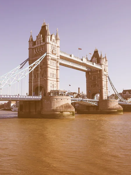 ロンドンのタワー ブリッジを探してレトロ — ストック写真