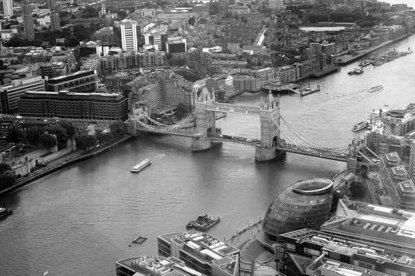 ロンドンのテムズ川の上空からの眺め — ストック写真