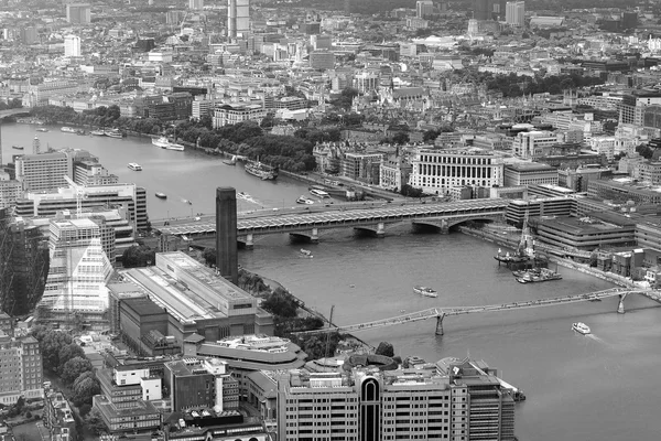 ロンドンのテムズ川の上空からの眺め — ストック写真