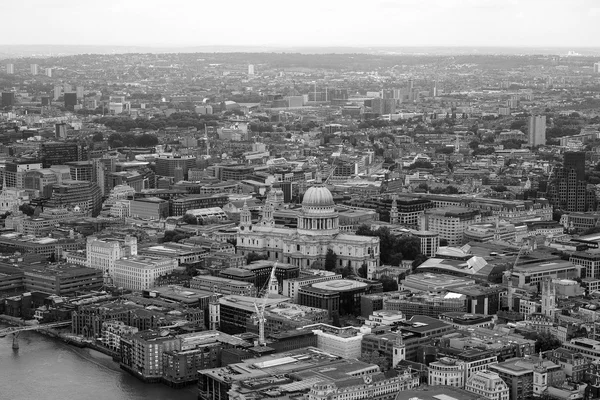 在伦敦泰晤士河畔的鸟瞰图 — 图库照片