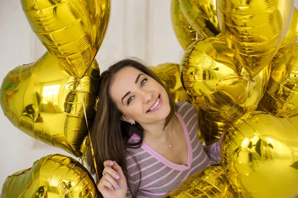 Привлекательная элегантная женщина с воздушными шарами — стоковое фото
