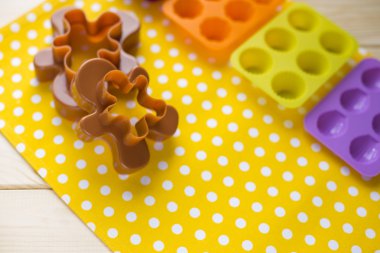 fırında kurabiye ve cupcake Beyaz ahşap arka planda, üstten görünüm için kurabiye ve kek kalıbı için Araçlar