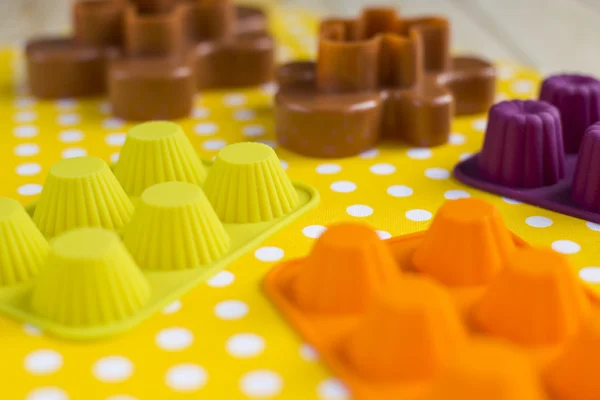 Assar ferramentas para biscoito e bolo de molde para bolinho e cupcake no fundo de madeira branca, vista superior — Fotografia de Stock