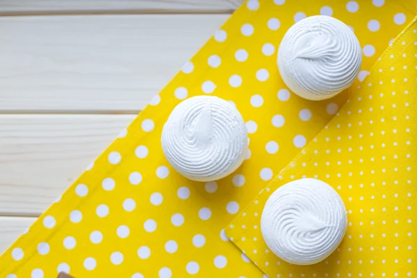 Chocolate com leite e marshmallows brancos. vista de cima — Fotografia de Stock