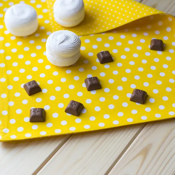 Mléčná čokoláda a bílý marshmallows. pohled shora — Stock fotografie