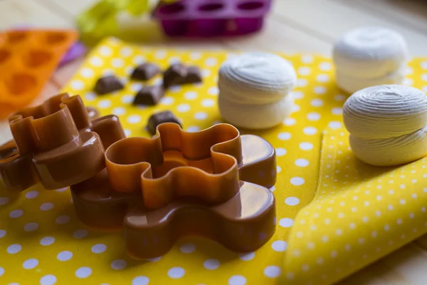 Vários utensílios de cozinha assar no fundo amarelo com chocolate, vista superior — Fotografia de Stock