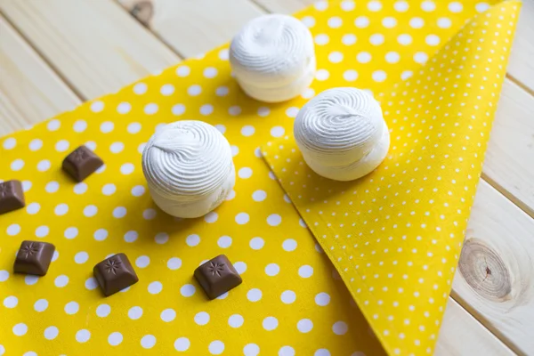 Milchschokolade und weiße Marshmallows. Blick von oben — Stockfoto