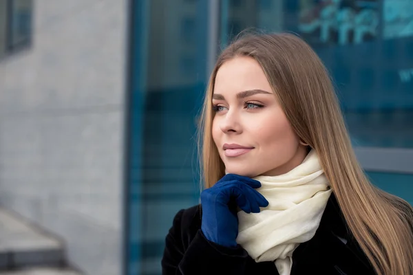 Jeune femme en plein air portrait. Couleurs douces . — Photo