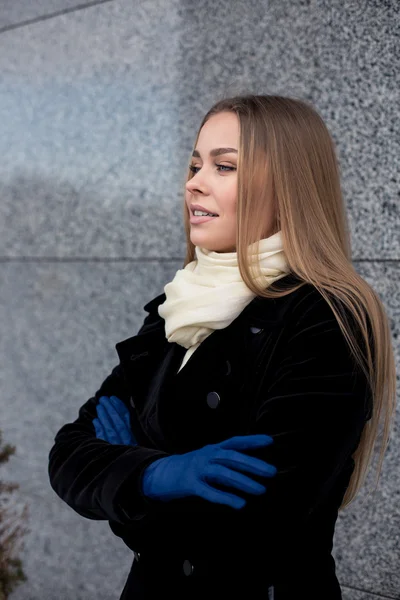 Retrato de una hermosa sensualidad adulta mujer rubia al aire libre —  Fotos de Stock