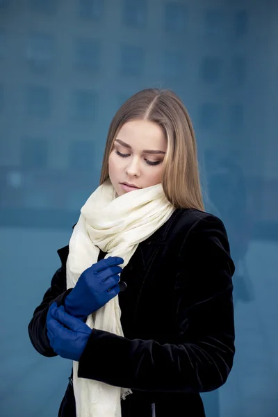 Jeune belle femme en manteau élégant sur un fond de rue d'hiver — Photo