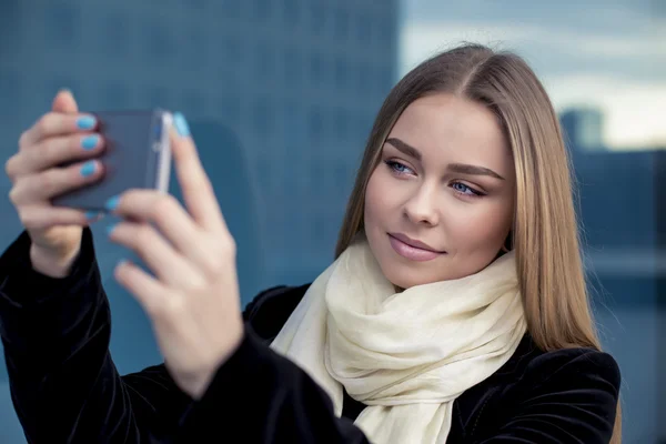 Meisje texting op de slimme telefoon in een restaurant terras in de winter — Stockfoto