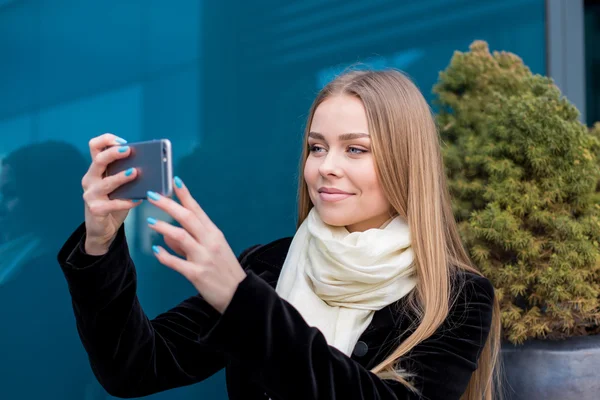 Portret van een glimlachende mooie vrouw texting met haar telefoon — Stockfoto