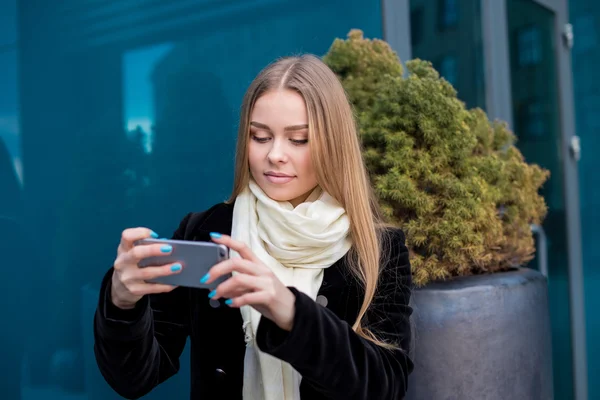 Young beautiful woman taking selfie in the city — Stock Photo, Image