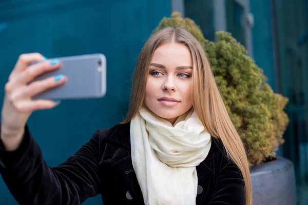 Jovem mulher tomando selfie na rua — Fotografia de Stock