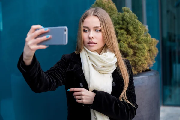 Selfie time. Joyful young women making selfie by her smart phone — Stock Photo, Image