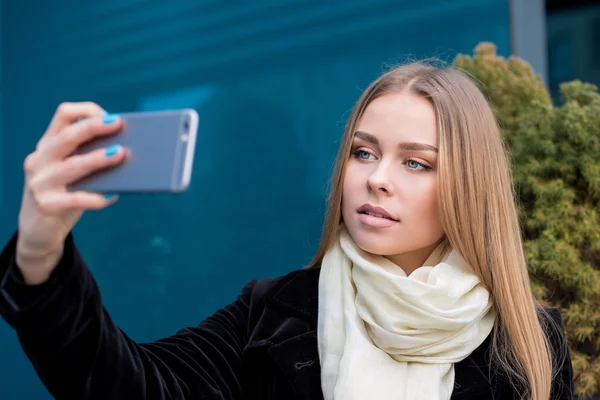 Close-up van trendy meisje gezicht selfie foto maken — Stockfoto