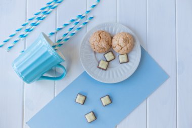 çikolata ve süt kupa ile tatlılar