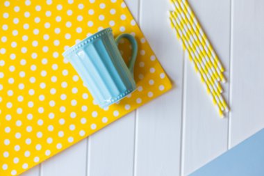 Ahşap arka plan üzerinde çay