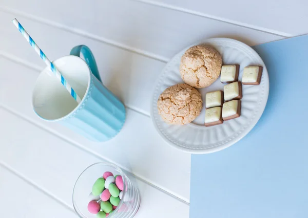 Cookies with chocolate and mug of milk — Stock Photo, Image