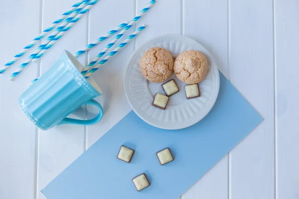 Biscuits au chocolat et tasse de lait — Photo