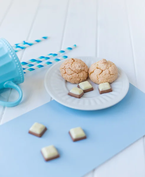 Galletas con chocolate y taza azul de leche — Foto de Stock
