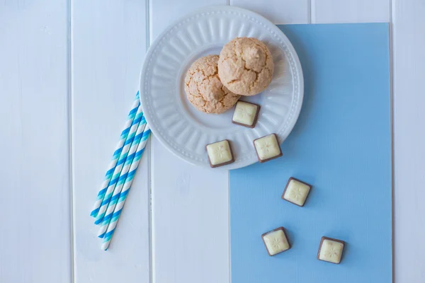 Cookies with chocolate and blue mug of milk — Stock Photo, Image