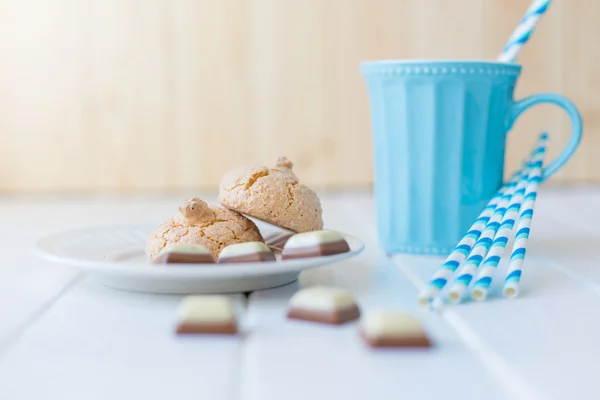 Kekse mit Schokolade und blauem Becher Milch — Stockfoto