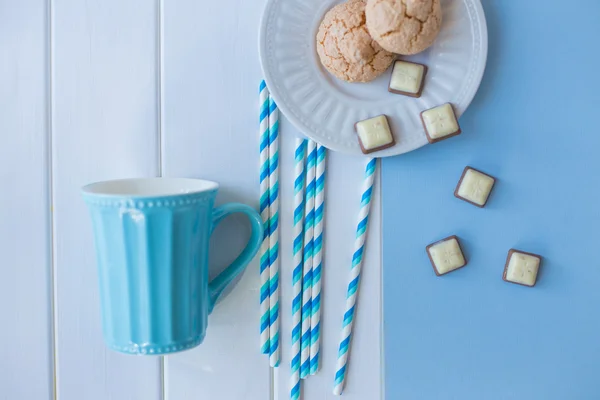 Cookie-kat, a csokoládé és a kék bögre tej Jogdíjmentes Stock Fotók