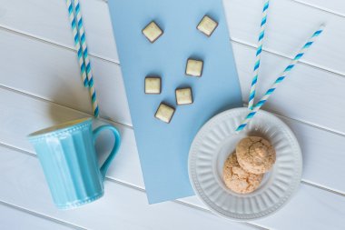 Beyaz bir tabak ve beyaz mavi zemin üzerinde çikolata parçalarını çerezleri