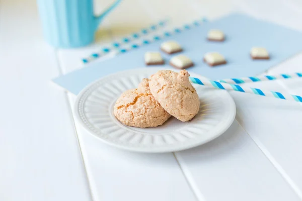 A cookie-k egy fehér lemezre és a darab csokoládé, a fehér-kék háttér — Stock Fotó