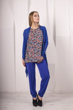 tam uzunlukta bir stüdyoda şık mavi elbise modeli