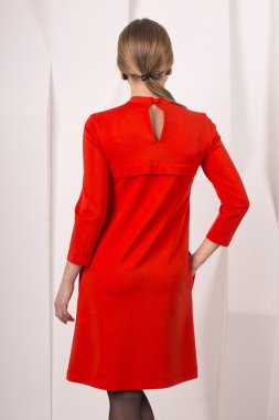 Elbiseli genç zarif kadın tam uzunlukta portre