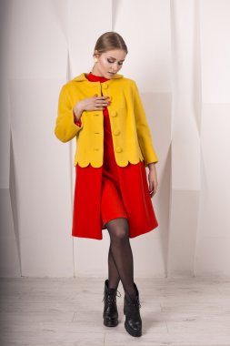 modeli elbise studio gösterir.