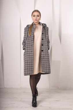 Montlu genç ince model. Moda studio vurdu