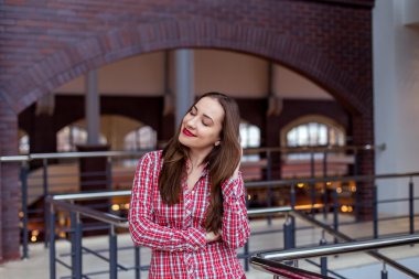 Kareli gömlekli olumlu öğrenci