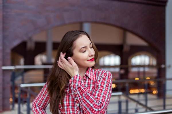 Mladá atraktivní studentky na univerzitě — Stock fotografie